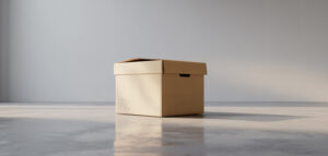 En fotorealistisk bild av en flyttkartong på ett minimalistiskt, tomt golv.