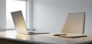 En minimalistisk kontorsmiljö med en öppen laptop på ett rent skrivbord, fokuserad på effektivitet.
